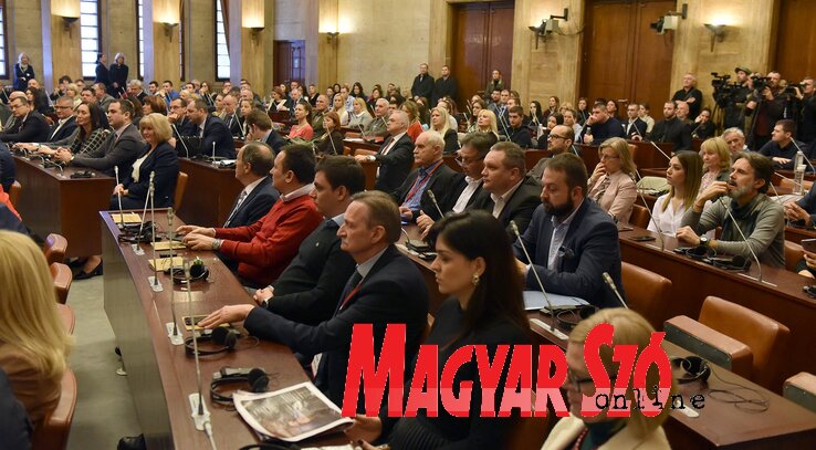 A tartományi adminisztráció és helyi önkormányzatok képviselői mellett az értekezleten gazdasági szakértők és nemkormányzati szervezetek tagjai is jelen voltak (Fotó: Ótos András) A tartományi adminisztráció és helyi önkormányzatok képviselői mellett az értekezleten gazdasági szakértők és nemkormányzati szervezetek tagjai is jelen voltak (Fotó: Ótos András)