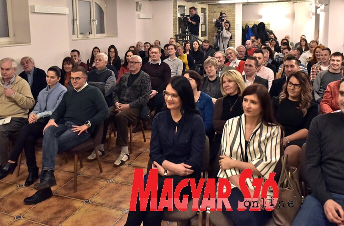 Megtelt Szabadkán a Vajdasági Magyar Képző-, Kutató- és Kulturális Központ nagyterme (Gergely Árpád felvétele) Megtelt Szabadkán a Vajdasági Magyar Képző-, Kutató- és Kulturális Központ nagyterme (Gergely Árpád felvétele)