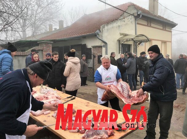 A böllérek a hús feldolgozása közben (Herceg Elizabetta felvétele) A böllérek a hús feldolgozása közben (Herceg Elizabetta felvétele)