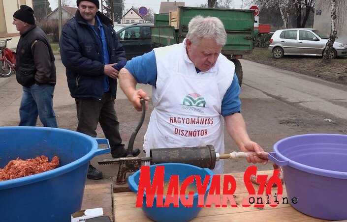 Készül a kolbász Készül a kolbász