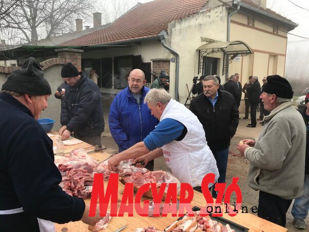 Pásztor István és Kislinder Gábor a böllérekkel is beszélgetett Pásztor István és Kislinder Gábor a böllérekkel is beszélgetett
