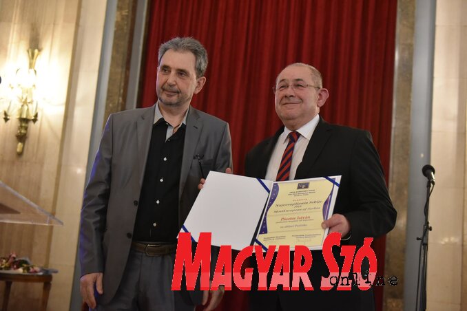 Pásztor István egyebek közt a szerb–magyar kormányközi kapcsolatok ápolásáért érdemelte ki a díjat (Ótos András felvétele) Pásztor István egyebek közt a szerb–magyar kormányközi kapcsolatok ápolásáért érdemelte ki a díjat (Ótos András felvétele)