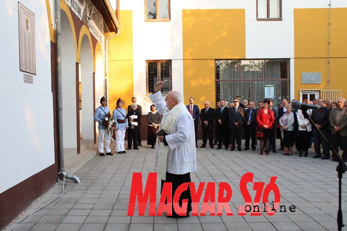Ft. Brasnyó Ferenc plébános megáldja az első világháborús emléktáblát (Fotó: Lakatos János) Ft. Brasnyó Ferenc plébános megáldja az első világháborús emléktáblát (Fotó: Lakatos János)