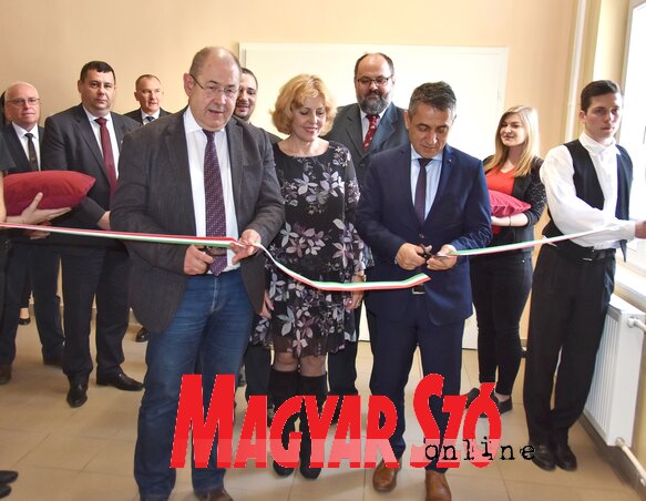 Az új épületrészt Potápi Árpád János és Pásztor István adta át rendeltetésének(Gergely József felvétele) Az új épületrészt Potápi Árpád János és Pásztor István adta át rendeltetésének(Gergely József felvétele)