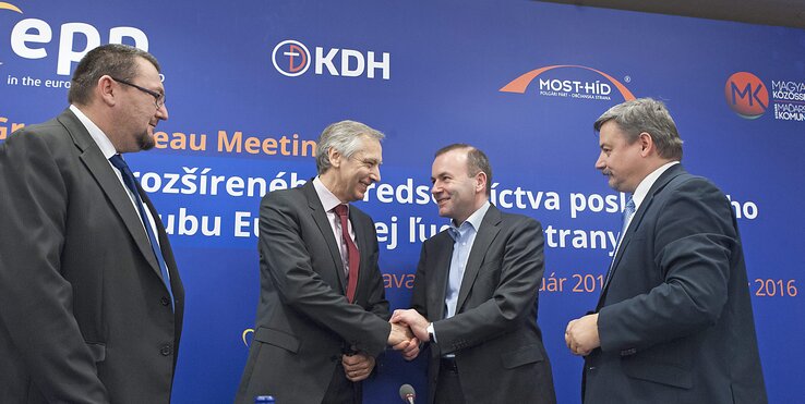 Ján Fígel és Manfred Weber kezet fog, mellettük Milan Roman és Berényi József (Fotó: MTI)