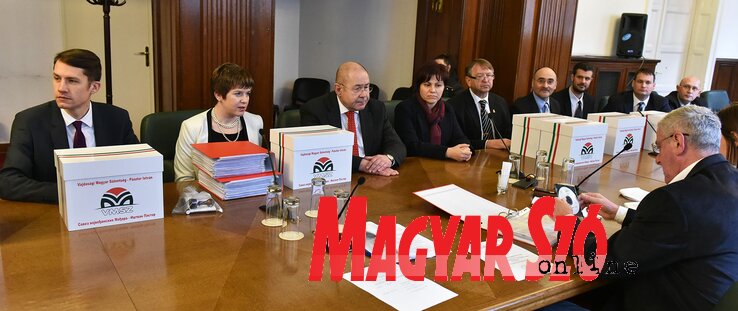 A Köztársasági Választási Bizottság fogja ellenőrizni az aláírásokat (Ótos András felvétele) A Köztársasági Választási Bizottság fogja ellenőrizni az aláírásokat (Ótos András felvétele)
