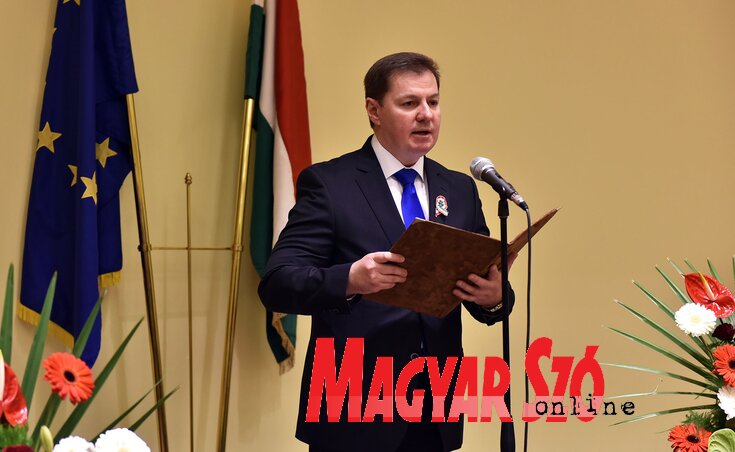 Dr. Babity János, Magyarország szabadkai főkonzulja felolvasta Orbán Viktor miniszterelnök ünnepi üzenetét (Ótos András felvétele) Dr. Babity János, Magyarország szabadkai főkonzulja felolvasta Orbán Viktor miniszterelnök ünnepi üzenetét (Ótos András felvétele)