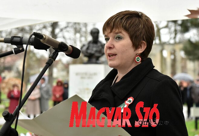 Kovács Elvira: Ma úgy lehetünk hűek a forradalmi ifjak örökségéhez, ha mi is hitet teszünk az egység és az összetartás mellett (Ótos András felvétele) Kovács Elvira: Ma úgy lehetünk hűek a forradalmi ifjak örökségéhez, ha mi is hitet teszünk az egység és az összetartás mellett (Ótos András felvétele)