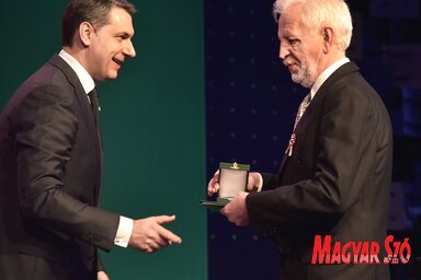 Lázár János miniszterelnökséget vezető miniszter átadja a magyar állami kitüntetést (Gergely József felvétele)