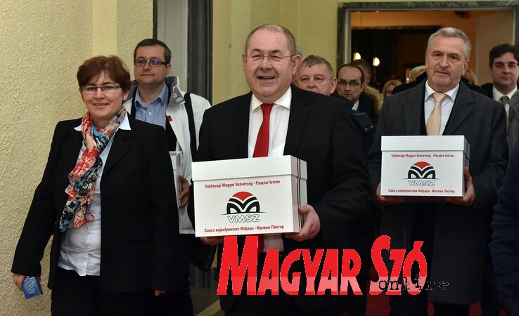 Négy óra alatt összegyűlt több mint öt és félezer aláírás (Ótos András felvétele) Négy óra alatt összegyűlt több mint öt és félezer aláírás (Ótos András felvétele)