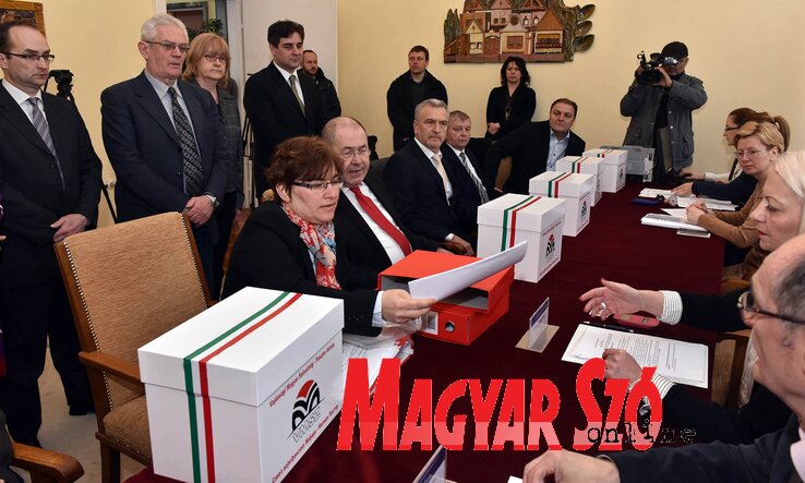 Asztalon a VMSZ-nek és koalíciós partnereinek tartományi választási listáját támogató aláírások (Ótos András felvétele) Asztalon a VMSZ-nek és koalíciós partnereinek tartományi választási listáját támogató aláírások (Ótos András felvétele)