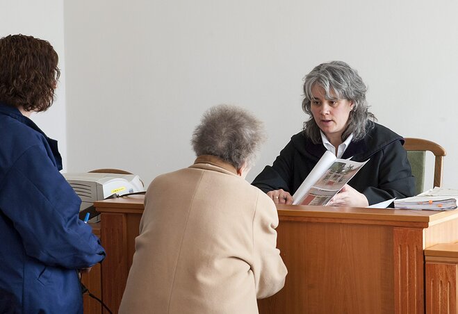 A Repülős Giziként ismert K. Sándorné B. Gizella  az ellene lopás vétsége miatt indult büntetőper tárgyalásán a Győri Járásbíróság tárgyalótermében (Fotó: MTI)