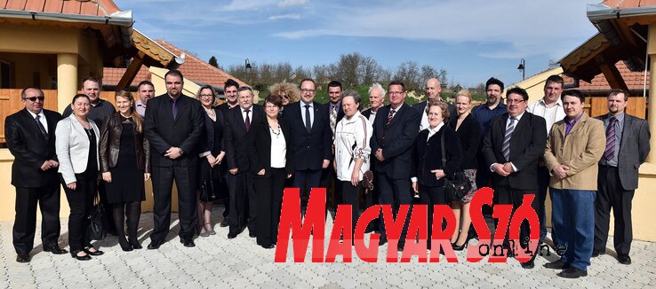Németh Zsolt a pacséri tófürdő bejáratánál vendéglátóival és a VMSZ községi képviselőjelöltjeivel (Ótos András felvétele) Németh Zsolt a pacséri tófürdő bejáratánál vendéglátóival és a VMSZ községi képviselőjelöltjeivel (Ótos András felvétele)