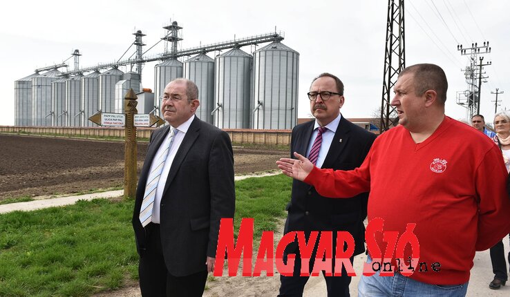 Adorjánon a Kontakt mezőgazdasági vállalatban (Fotó: Ótos András) Adorjánon a Kontakt mezőgazdasági vállalatban (Fotó: Ótos András)