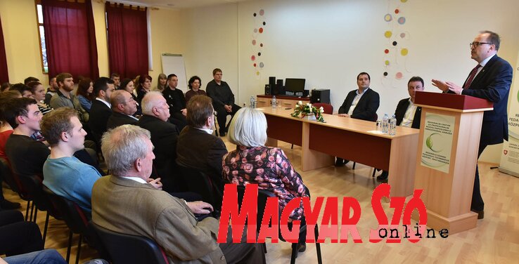 A fiataloknak sem szabad kimaradniuk a döntéshozásból – A magyarkanizsai előadás (Fotó: Ótos András) A fiataloknak sem szabad kimaradniuk a döntéshozásból – A magyarkanizsai előadás (Fotó: Ótos András)
