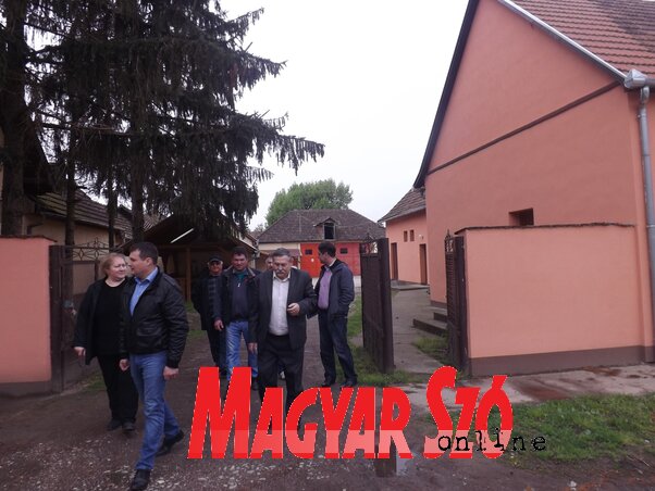 A hétvégén a VMSZ kampánykörútja Topolya községben a gunarasi helyi közösségben zajlott (Fotó-Szabó Anikó) A hétvégén a VMSZ kampánykörútja Topolya községben a gunarasi helyi közösségben zajlott (Fotó-Szabó Anikó)