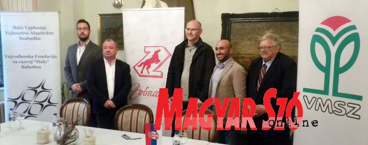 A Vajdasági Vágta fő szervezőinek képviselői a sajtótájékoztatót követően (Benedek Miklós felvétele) A Vajdasági Vágta fő szervezőinek képviselői a sajtótájékoztatót követően (Benedek Miklós felvétele)
