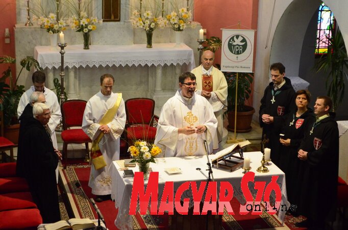 Paskó atya az ünnepi szentmisén Márton Áron életéről, vállalásáról beszélt (Molnár Edvárd felvétele) Paskó atya az ünnepi szentmisén Márton Áron életéről, vállalásáról beszélt (Molnár Edvárd felvétele)