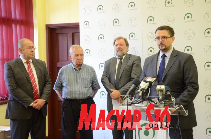 Pásztor István, prof. emeritus Somogyi Sándor, prof. dr. Nagy Imre és Juhász Bálint (Molnár Edvárd felvétele) Pásztor István, prof. emeritus Somogyi Sándor, prof. dr. Nagy Imre és Juhász Bálint (Molnár Edvárd felvétele)