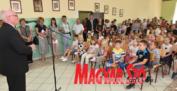 Hajnal Jenő üdvözli a kishegyesi elsősöket és szüleiket (Ótos András felvétele) Hajnal Jenő üdvözli a kishegyesi elsősöket és szüleiket (Ótos András felvétele)