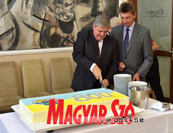 Ceglédi Rudolf polgármester a Royal Hotelban megszeli Zenta első írásos említésének 800 éves évfordulójára készített hatalmas ünnepi tortát, és Győri István alpolgármester segítségével szétosztja a város ünnepére érkezett vendégek között (Gergely Árpád) Ceglédi Rudolf polgármester a Royal Hotelban megszeli Zenta első írásos említésének 800 éves évfordulójára készített hatalmas ünnepi tortát, és Győri István alpolgármester segítségével szétosztja a város ünnepére érkezett vendégek között (Gergely Árpád)