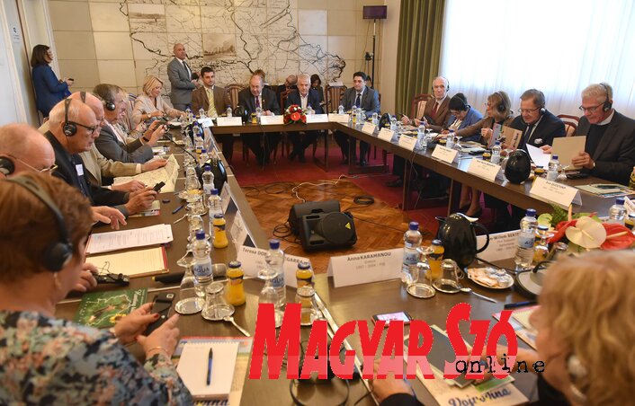 A tartományi parlament működéséről, tevékenységéről szereztek ismereteket a volt európai képviselők (Ótos András felvétele) A tartományi parlament működéséről, tevékenységéről szereztek ismereteket a volt európai képviselők (Ótos András felvétele)