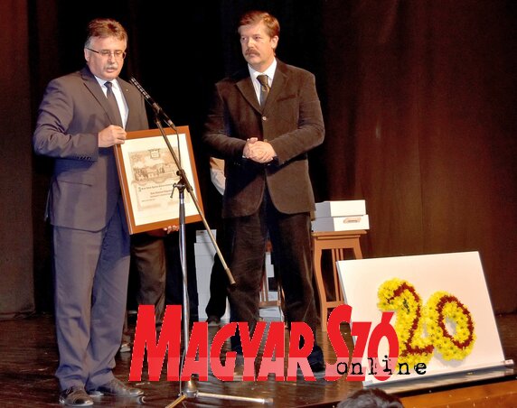 Magyar Ferenc főigazgató díszoklevelet adott át Lengyel László tagozatvezetőnek (Gergely Árpád felvétele)