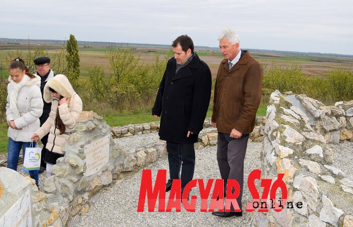 Fejsztámer Róbert polgármester megtekinti az újonnan elhelyezett emléktáblát (Puskás Károly felvétele)