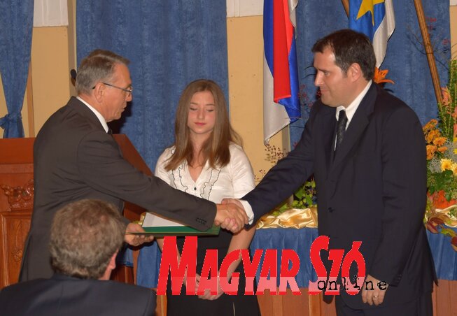 Felsőzsolca polgármesterétől Sárkány Klaudia vehette át a jutalmat (Puskás Károly felvétele)