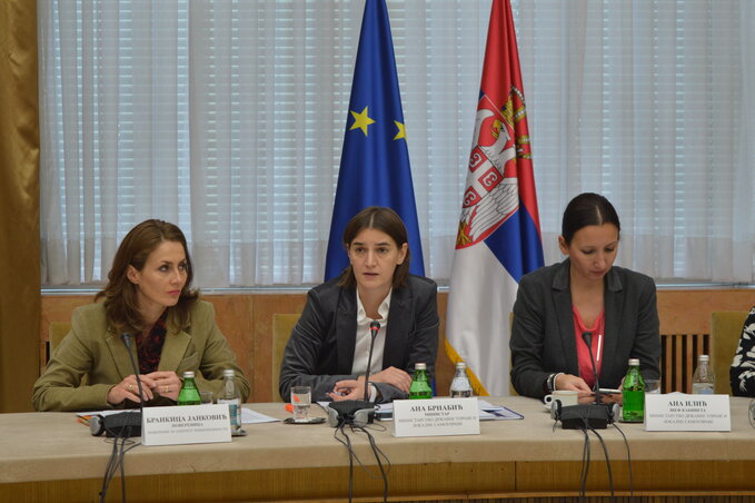 Ana Brnabić miniszter (középen) a szerbiai nemzeti tanácsok elnökeinek fogadásán (Beta)