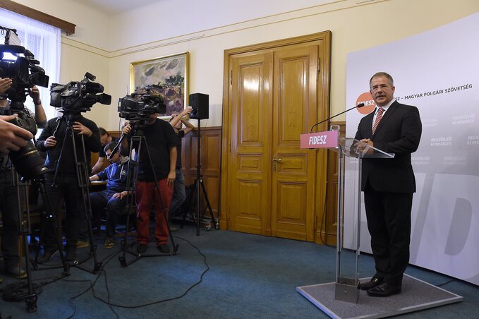 Kósa Lajos, a Fidesz frakcióvezetője sajtótájékoztatót tart a négypárti tárgyalás után a Parlamentben (Fotó: MTI)