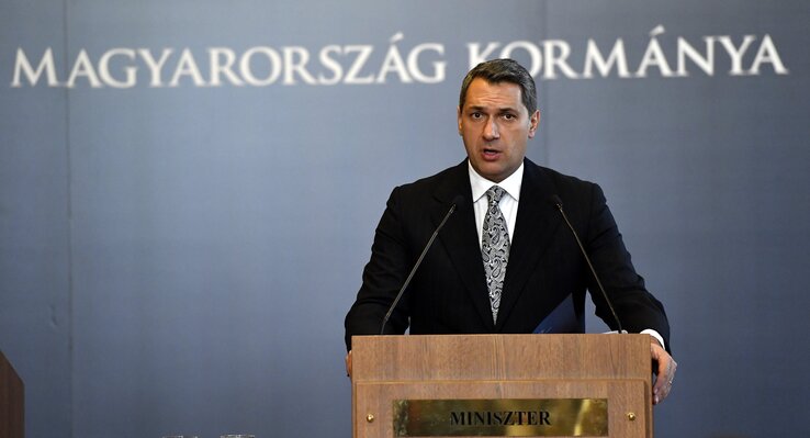 Lázár János, a Miniszterelnökséget vezető miniszter sajtótájékoztatóját tartja (Fotó: MTI)