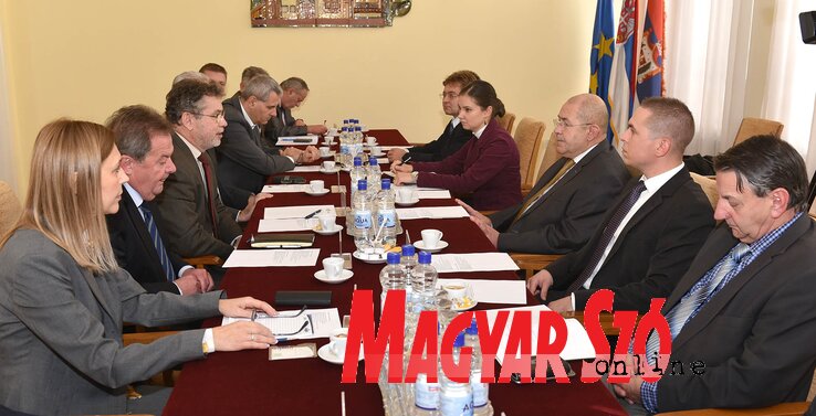 Jeles novemberi eseményeket előzött meg a magyar–szerb gazdasági megbeszélés (Ótos András felvétele) Jeles novemberi eseményeket előzött meg a magyar–szerb gazdasági megbeszélés (Ótos András felvétele)