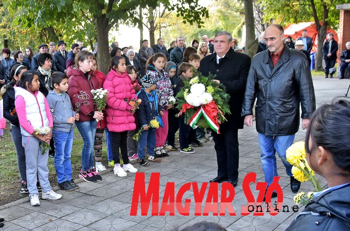Ceglédi Rudolf és Pék Zoltán a VMSZ nevében koszorúzott (Gergely Árpád felvétele) Ceglédi Rudolf és Pék Zoltán a VMSZ nevében koszorúzott (Gergely Árpád felvétele)