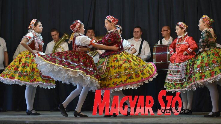 A fiatal táncosok díszes doroszlói népviseletben léptek színpadra