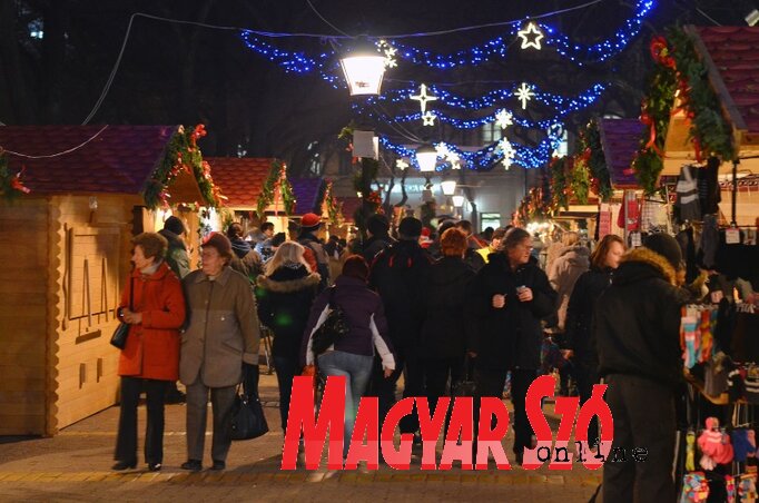 A Winterfest karácsonyi vásár sokakat a városközpontba csal (Molnár Edvárd archív felvétele)