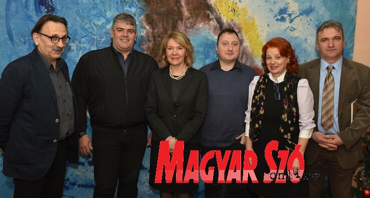 Léphaft Pál Magyar Szó-életműdíjas kollégánk, Pápista László, a nyomda díjazottja, Ökrész Rozália igazgatónő, Virág Árpád újságírói díjjal kitüntetett munkatársunk, Varjú Márta főszerkesztő és Berta Zoltán nyomdaigazgató (Ótos András felvétele) Léphaft Pál Magyar Szó-életműdíjas kollégánk, Pápista László, a nyomda díjazottja, Ökrész Rozália igazgatónő, Virág Árpád újságírói díjjal kitüntetett munkatársunk, Varjú Márta főszerkesztő és Berta Zoltán nyomdaigazgató (Ótos András felvétele)