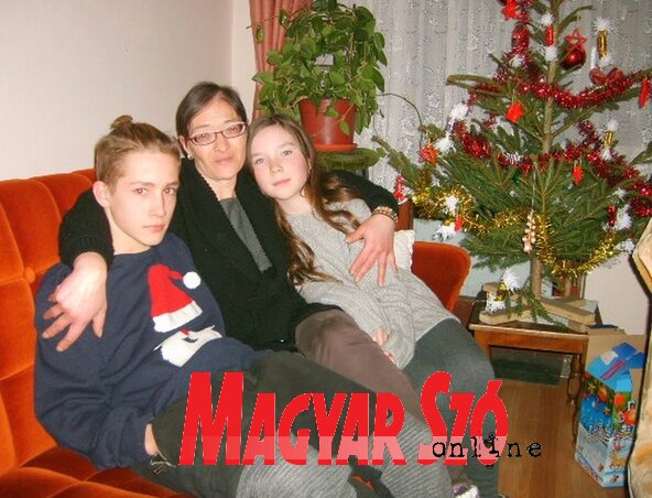 Maluckov Elvira a két fiatalabb gyermekével