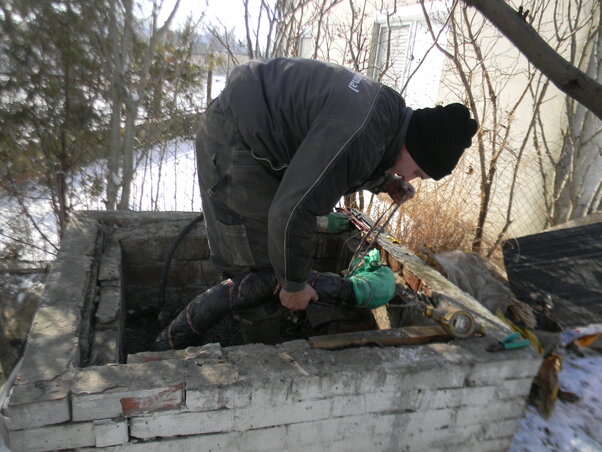 A Vodokanal munkásai sok olyan vízaknával találkoznak, amely nem felel meg az előírásoknak (Fotó: Fehér Rózsa)