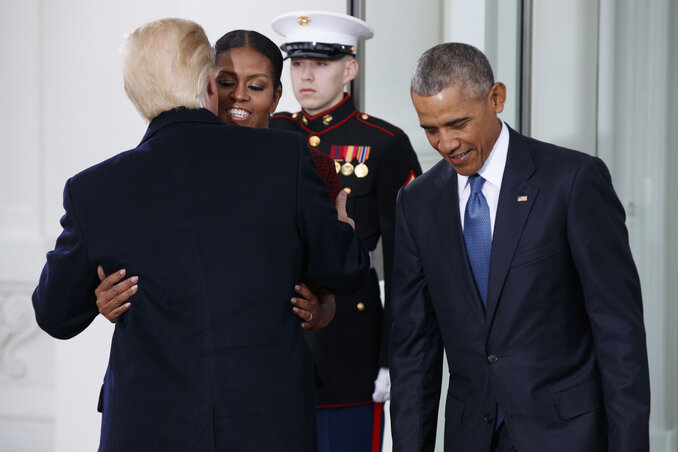 A Fehér Házba érkezésekor Michelle Obama, az immáron ex-First Lady szívélyesen üdvözölte Trumpot. Mellettük Barack Obama (Fotó: Beta/AP)