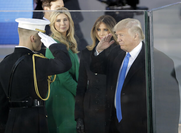 Donald Trump szalutál az őt fogadó tengerészgyalogosnak, midőn feleségével, Melaniával és lányával, Ivankával (balról a második) megérkezett a washingtoni Lincoln Emlékközpontba, ahol az iktatóünnepséget tartották (Fotó: Beta/AP)
