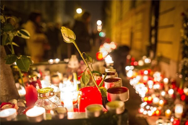 Mécsesek égnek a veronai buszbaleset áldozatainak emlékére a Szinyei Merse Pál Gimnázium előtt (Fotó: MTI)