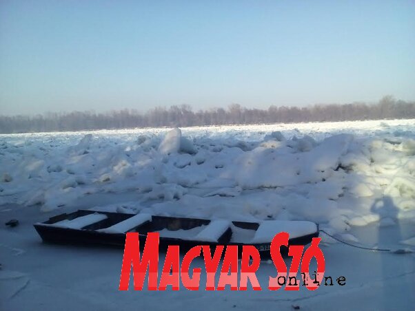 Bácsordasnál a víz felszíne felett kétméteres jégtorlaszok vannak (Kabók Erika felvétele)
