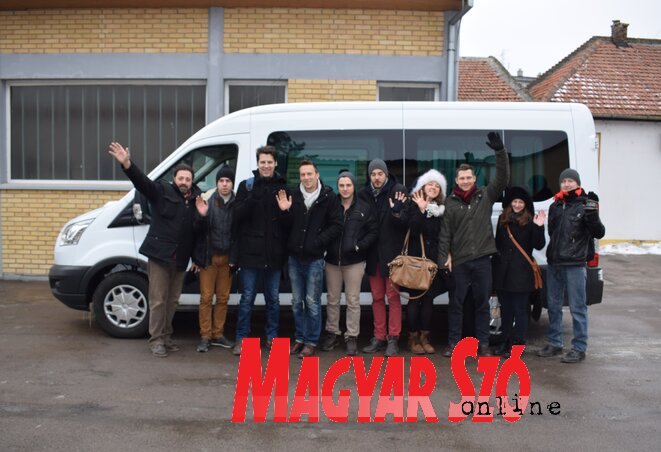 A Zentai Magyar Kamaraszínház csapata az új mikrobusszal