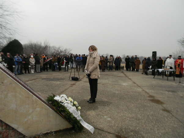 Jenny Sedov fejet hajt az emlékműnél (Fotó: Fehér Rózsa)