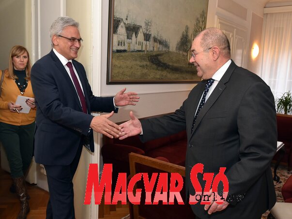 Az évtizedes együttműködés szellemében: Gunter Czischt fogadja Pásztor István (Ótos András felvétele) Az évtizedes együttműködés szellemében: Gunter Czischt fogadja Pásztor István (Ótos András felvétele)
