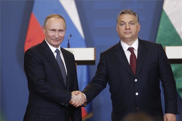 Orbán Viktor miniszterelnök és Vlagyimir Putyin orosz elnök kezet fog a tárgyalásuk után tartott sajtótájékoztató végén (Fotó: MTI)