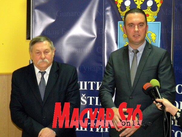 Kislinder Gábor és Ognjen Bjelić a topolyai megbeszélést követő sajtótájékoztatón (Benedek Miklós felvétele)