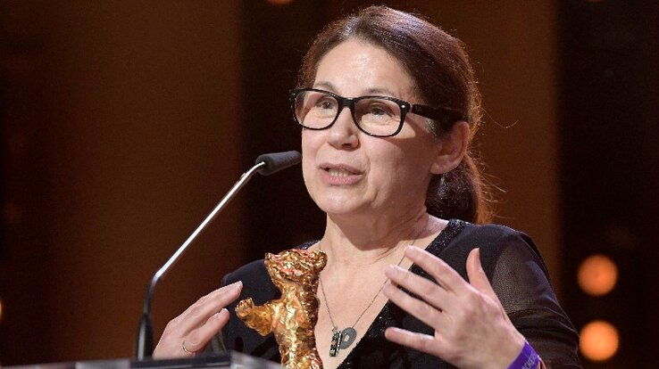 Enyedi Ildikó, miután Testről és lélekről című alkotásáért átvette a legjobb filmnek járó Arany Medve díjat a 67. Berlini Nemzetközi Filmfesztivál díjkiosztó ünnepségén (Fotó: MTI)
