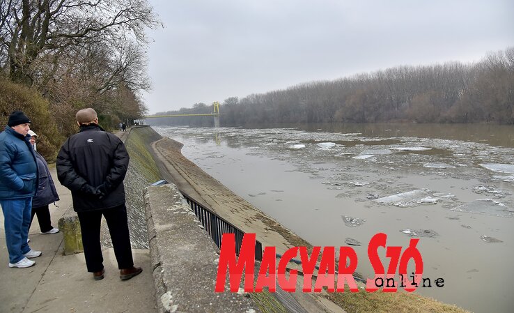 A törökkanizsai polgárok kíváncsian várták a jeges áradatot (Fotó: Gergely József)